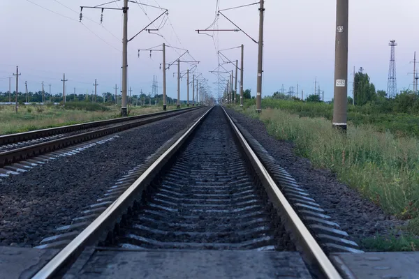 Binario ferroviario con pali elettrici — Foto Stock