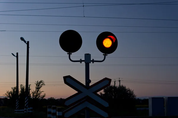 Červený signál na železniční přejezd — Stock fotografie