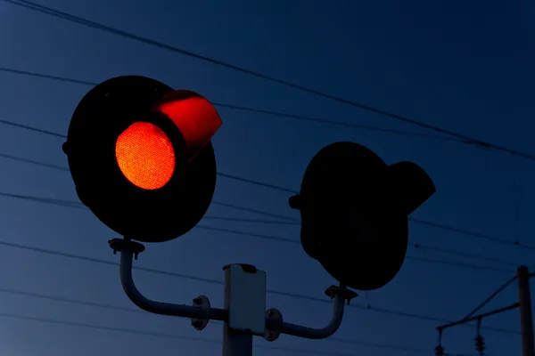 Primer plano de una luz de señal roja — Foto de Stock