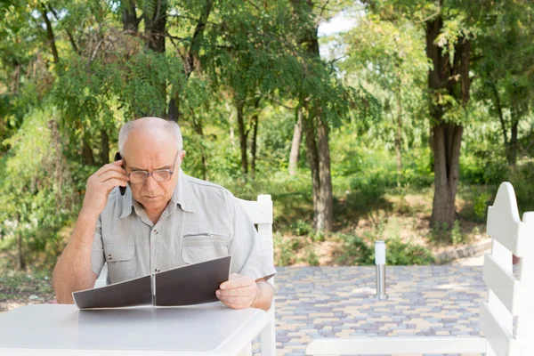 Uomo anziano chatta sul suo cellulare — Foto Stock