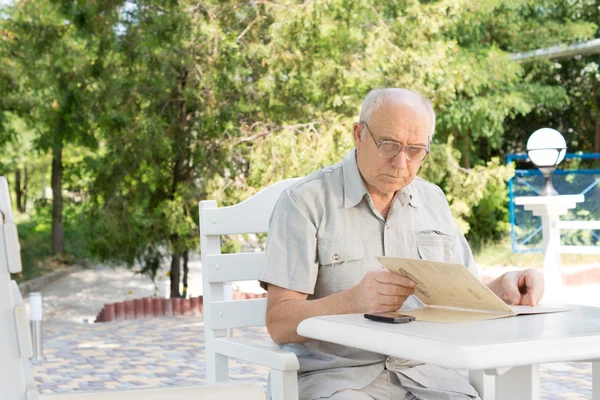 Elderly man choosing his lunch dishes — Stock Photo, Image