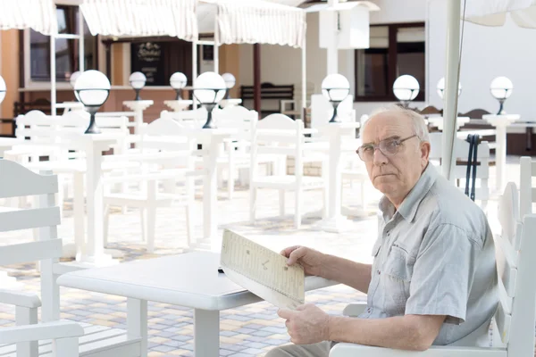 Starší muž čtení menu — Stock fotografie
