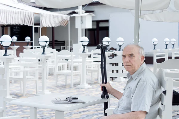 Ouderen gehandicapte man bij een restaurant — Stockfoto