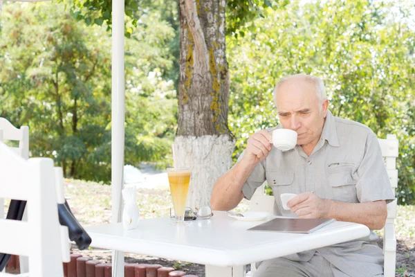 Senior man relaxing with a cup of coffee — Stock Photo, Image