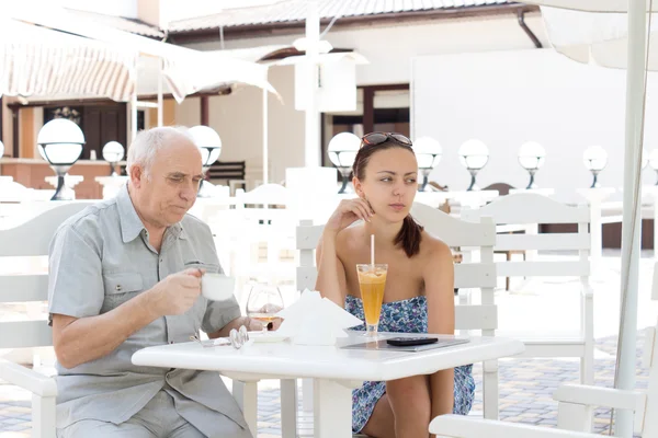 Pareja tomando bebidas en un café al aire libre — Foto de Stock