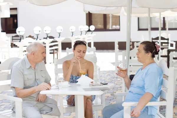 Bejaarde ouders lunchen met hun dochter — Stockfoto