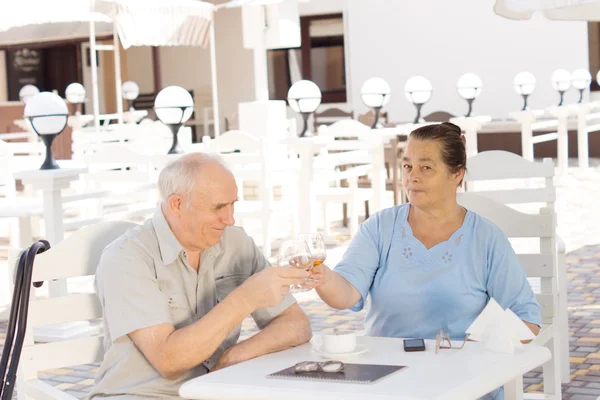 Bejaarde echtpaar vieren — Stockfoto