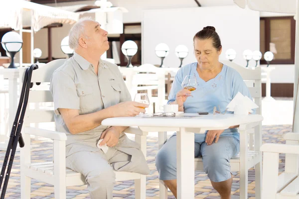 Anciano discapacitado hombre y su esposa — Foto de Stock