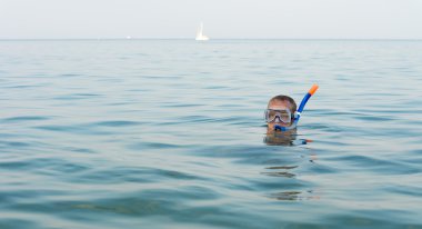 gözlük ve şnorkel ile adam skindiving