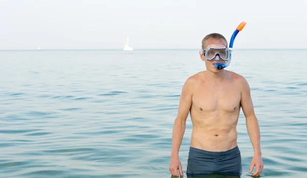 Jovem vestindo um snorkel e óculos — Fotografia de Stock