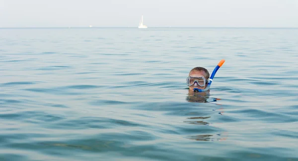 Homem esfolando com óculos e snorkel — Fotografia de Stock