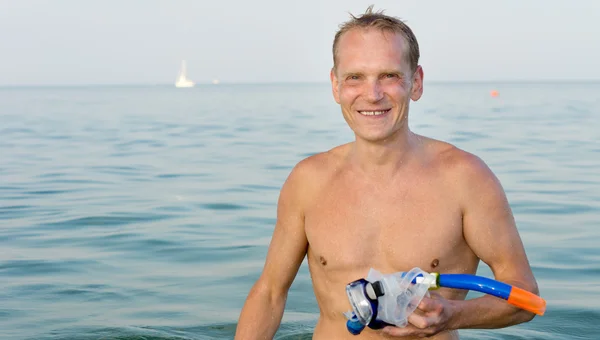 Homem sorridente com óculos e um snorkel — Fotografia de Stock