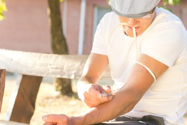 Homem sem emprego Injetando uma droga por via intravenosa — Fotografia de Stock