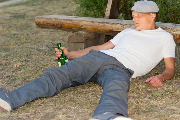 Drunk man fallen down on the ground in the park — Stock Photo, Image