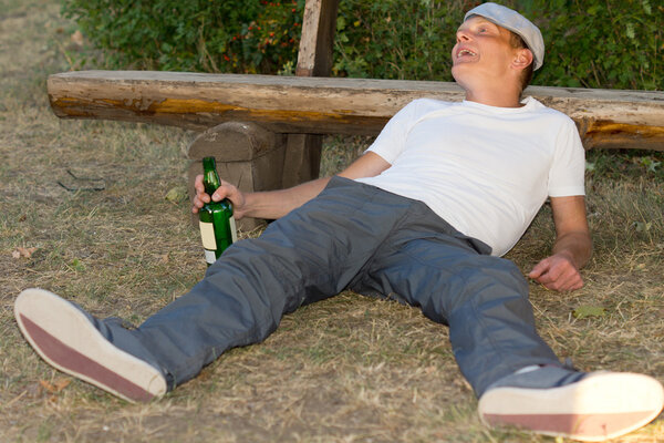 Пьяный взрослый мужчина испытывает эйфорию
