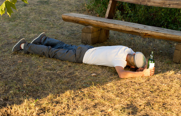 Безработный после чрезмерного употребления алкоголя
