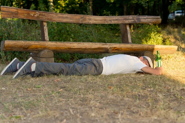 Adult drunk man sleeping down on the ground — Stock Photo, Image