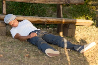 yere bağımlı adam sızdı