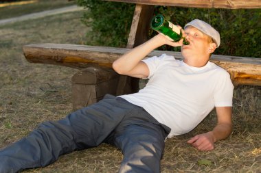 alkolik rahatlatıcı bir parkta onun içki ile