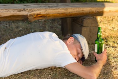alkolik adam bilinçsizce kendinden geçti