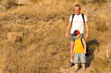 babası küçük oğluyla hiking