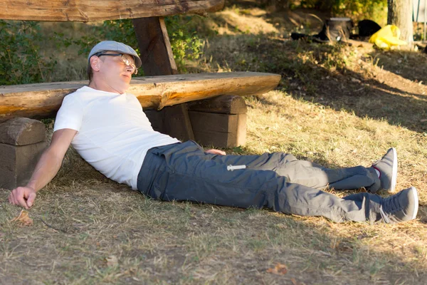 Heroïne gebruiker passed out op de grond — Stockfoto