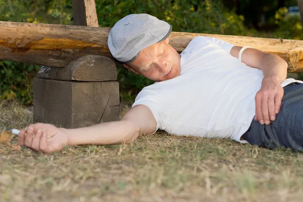 Drug addict passed out with a syringe in his hand — Stock Photo, Image