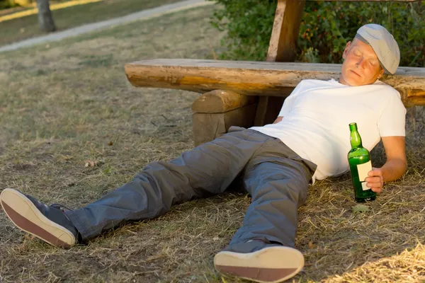 Dronken mens in slaap gevallen op de grond — Stockfoto