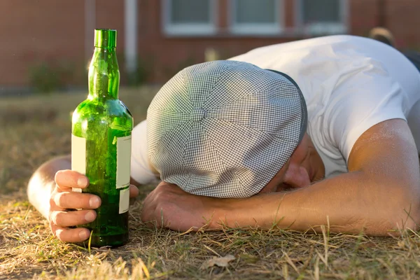 Drunk Caucasian man sleeping on the ground — Stock Photo, Image