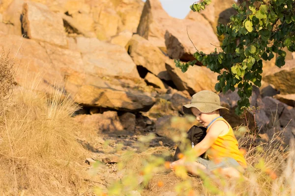 Niño disfrutando de la libertad de la naturaleza —  Fotos de Stock