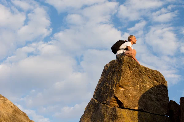 Exitoso excursionista sentado en la cima de la montaña — Foto de Stock