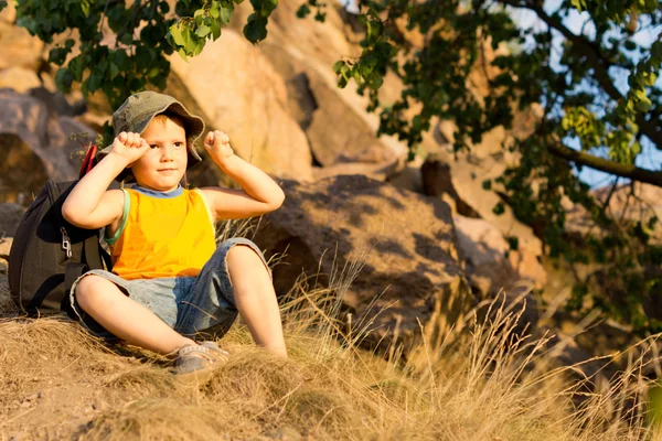 Schattige kleine jongen buigen zijn spieren — Stockfoto