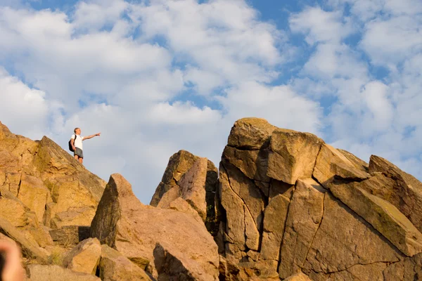 Backpacker standing on top of a mountain — Stock Photo, Image