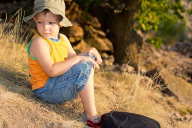 yakışıklı ufaklikla onun sırt çantası