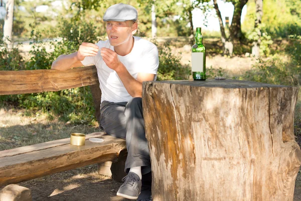 Homem viciado em fumar e beber — Fotografia de Stock