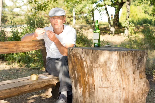 タバコ圧延落ち込んで孤独な男 — ストック写真