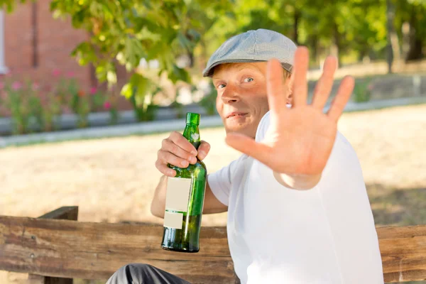 Viciado em álcool fazendo um gesto de rejeição — Fotografia de Stock