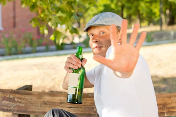 Accro à l'alcool faisant un geste de rejet — Photo