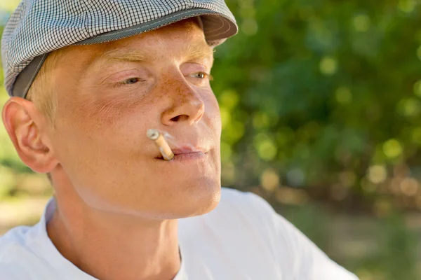Nachdenklicher Mann beim Rauchen erinnert sich an gute Erinnerungen — Stockfoto