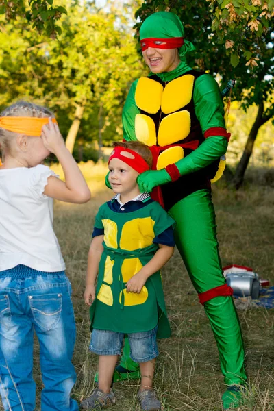 Jonge jongen en zijn moeder spelen super heroes — Stockfoto