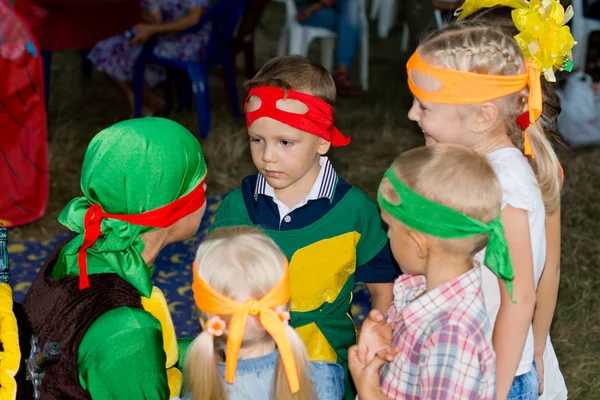 Crianças pequenas em vestido extravagante em uma festa de aniversário — Fotografia de Stock