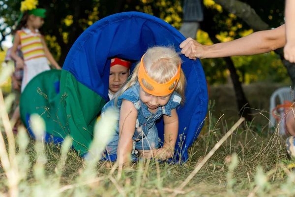 Barn kryper genom ett tyg rör — Stockfoto