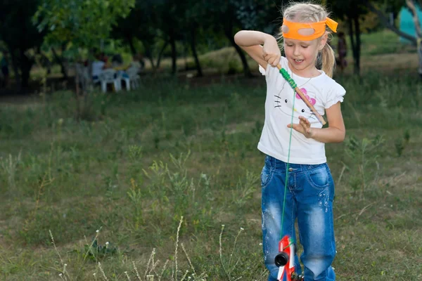 Bambina che gioca con un aeroplano giocattolo — Foto Stock