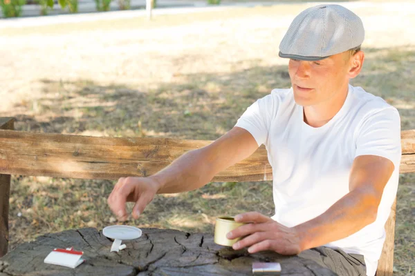 Homme roulant lui-même une cigarette — Photo