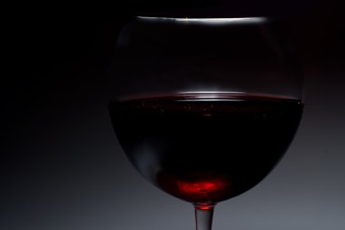 bir bardak kırmızı şarap Dark atmosferik görüntü