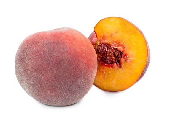 Полностью и наполовину свежий персик — стоковое фото