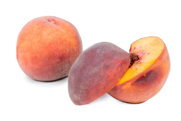 Succulent halved and whole fresh peach — Stock Photo, Image