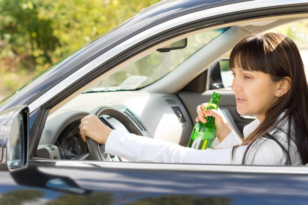 Feliz condutor embriagado feminino — Fotografia de Stock