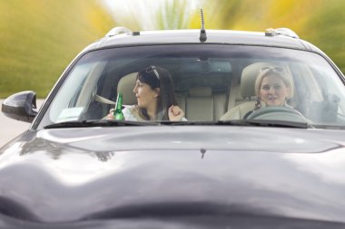 iki sarhoş Bayan arkadaşlar araba kullanmak