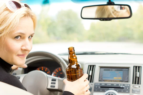 Lächelnde Autofahrerin trinkt und redet — Stockfoto